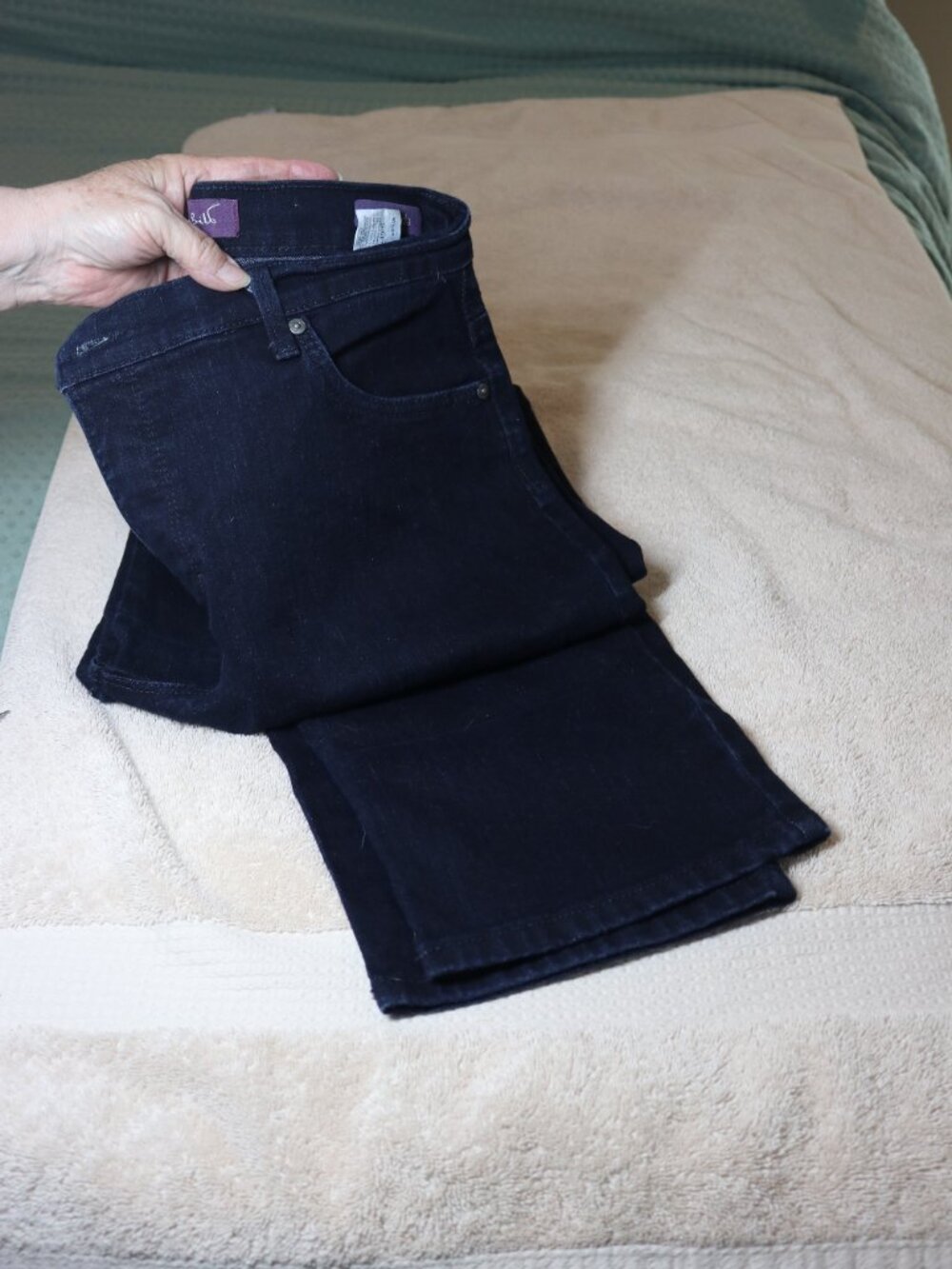 Women's Gloria Vanderbilt Amanda jean, dark blue wash, size 12. New, never worn.